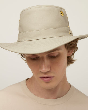 #colour_khaki