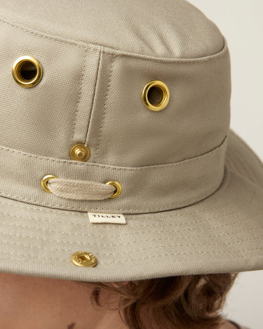 #colour_khaki